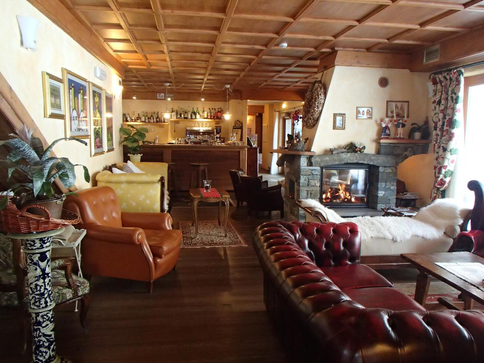 Le Rocher Hotel Champoluc Bagian luar foto