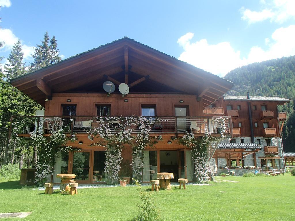 Le Rocher Hotel Champoluc Bagian luar foto